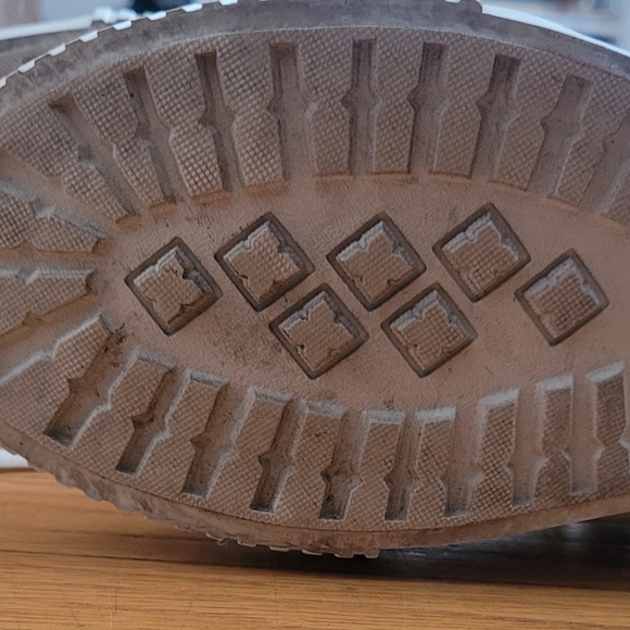 Women Timberlands. Size 7. Tan and Brown. Used-Great condition. Worn only a 3x. - Picture 4 of 5